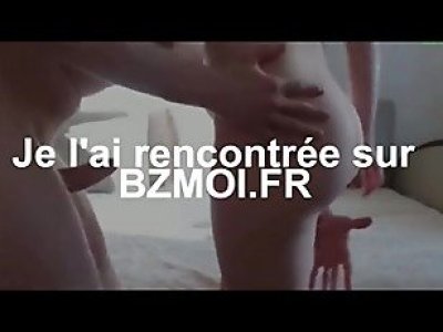 Jeune suceuse mignonne enculee sur le ventre